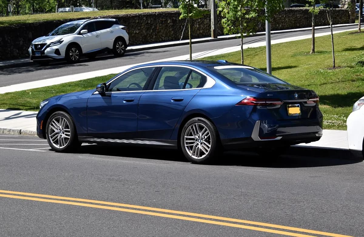 BMW 5 Serisi G60 (2023-) önden görünüm