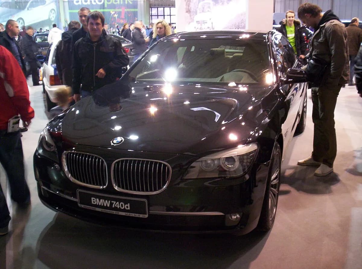 BMW 7 Serisi F01 (2008-2015) önden görünüm