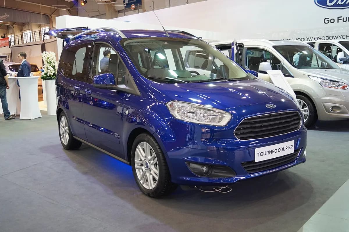 Ford Tourneo Courier B460 (2014-...) önden görünüm