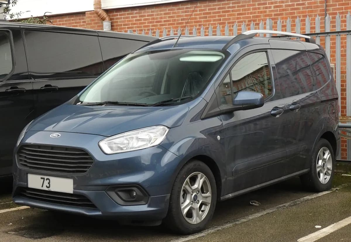 Ford Tourneo Courier B520 (2023-) önden görünüm