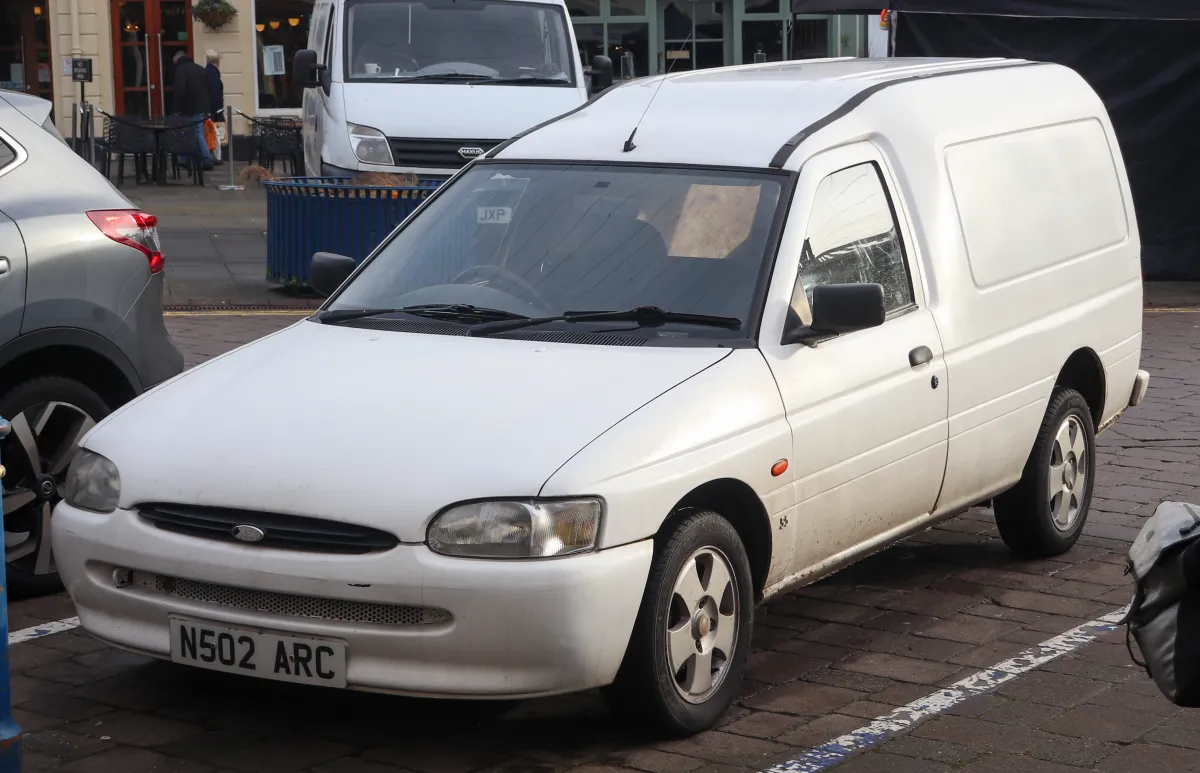 Ford Escort MK5-MK7 (1990-2000) önden görünüm