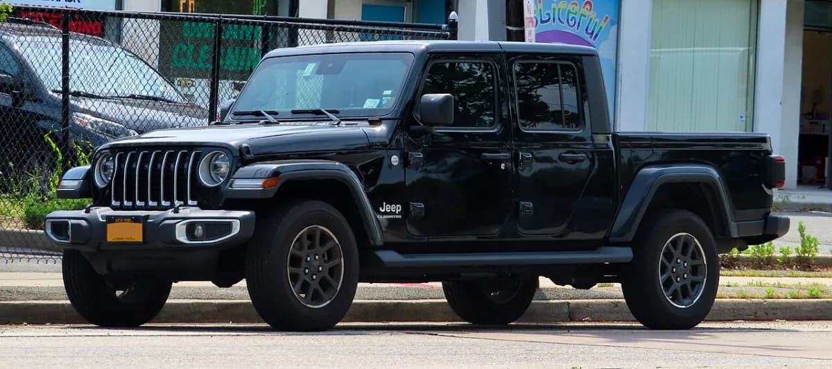 Jeep Gladiator JT (2020-) önden görünüm