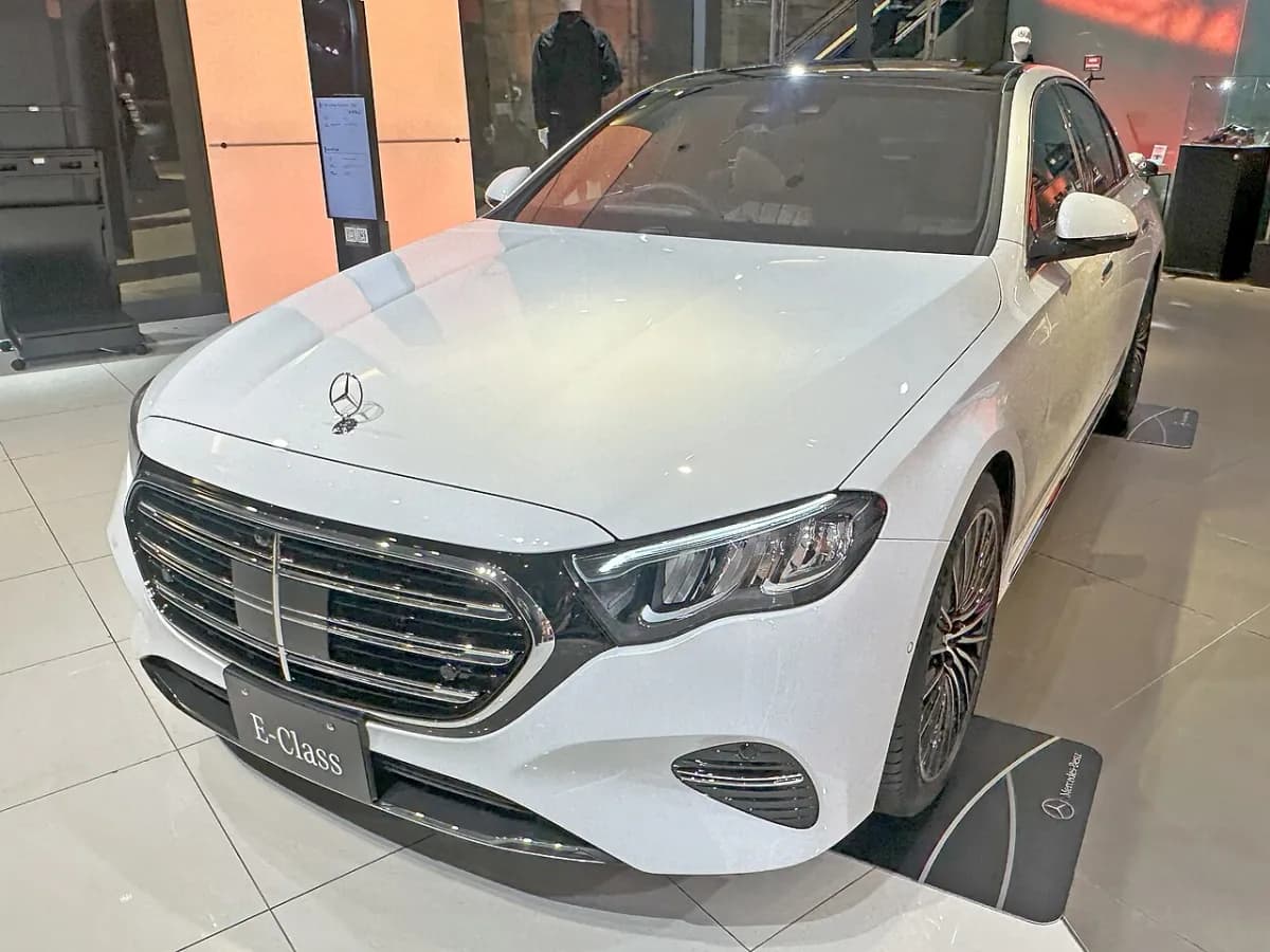 Mercedes-Benz E-Serisi W214 (2023-) önden görünüm