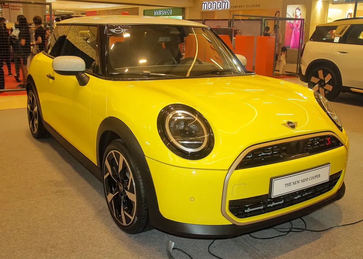 Mini Cooper J01 (2024-) önden görünüm