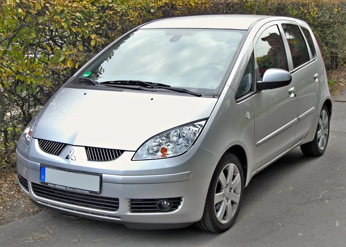 Mitsubishi Colt Z30 (2004-2012) önden görünüm