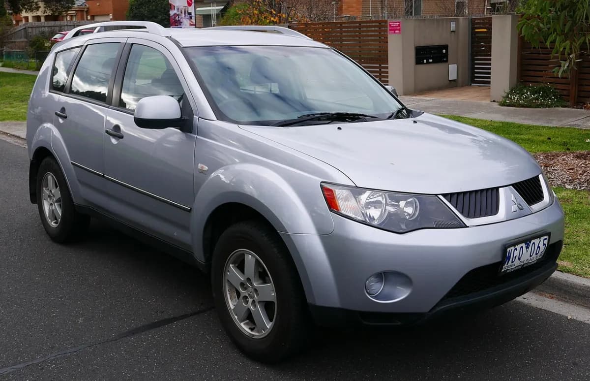 Mitsubishi Outlander CW (2006-2012) önden görünüm