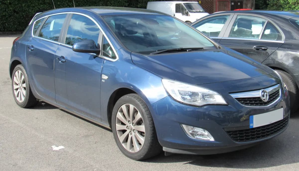 Opel Astra J (2009-2015) önden görünüm