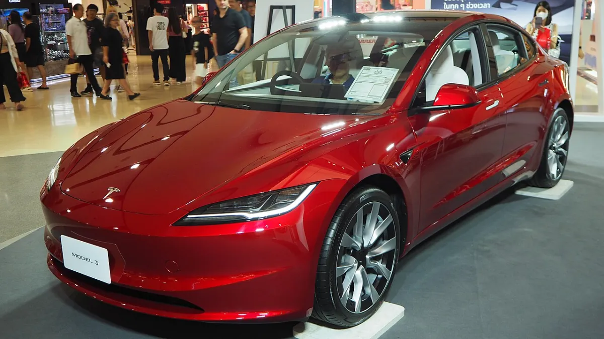 Tesla Model 3 Highland (2024-) önden görünüm