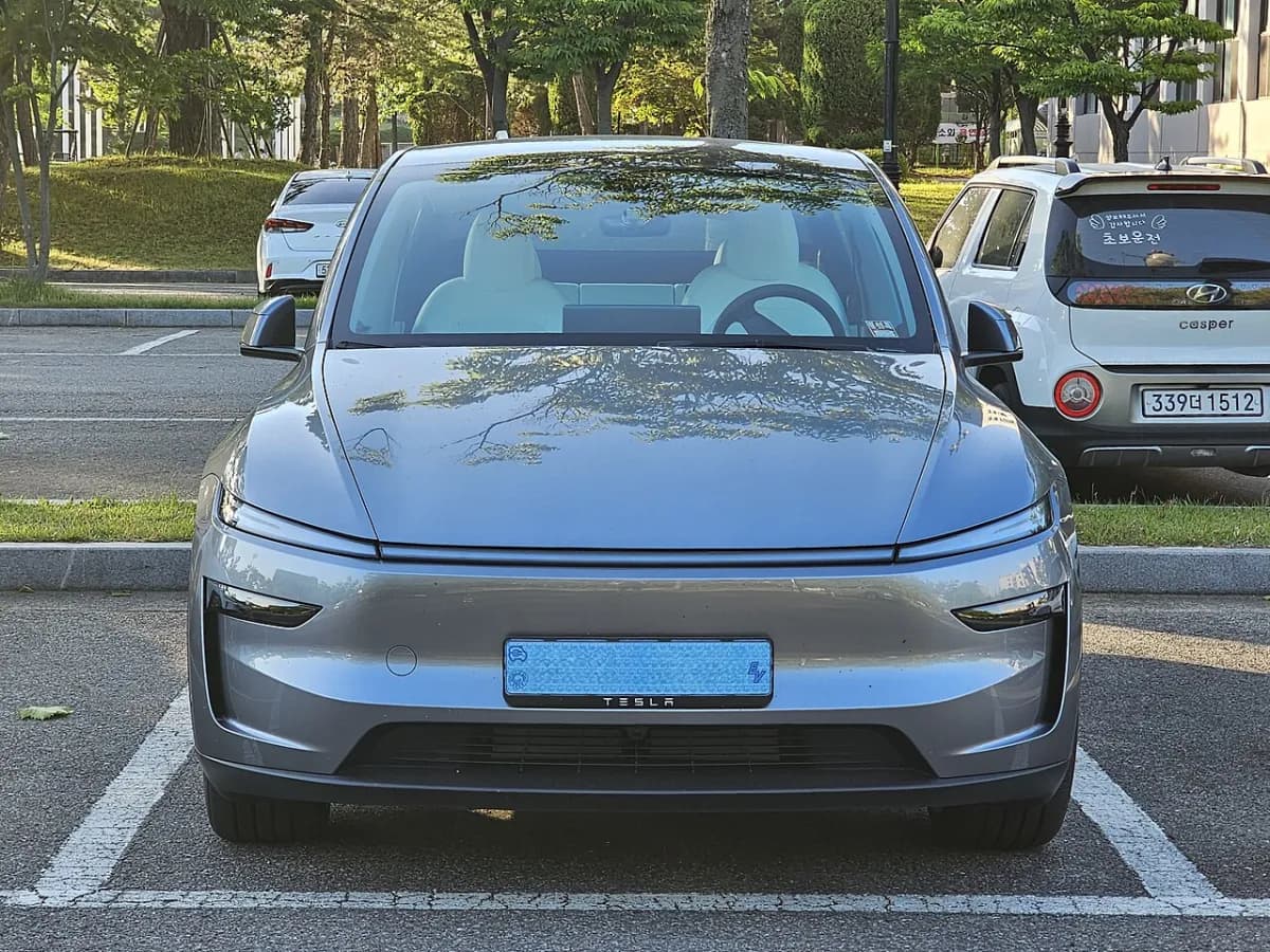 Tesla Model Y Juniper (2025-) önden görünüm