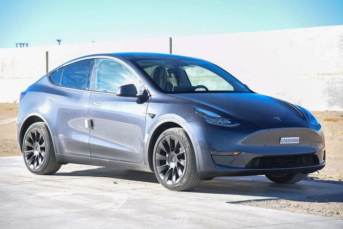 Tesla Model Y Model Y (2020-2025) önden görünüm