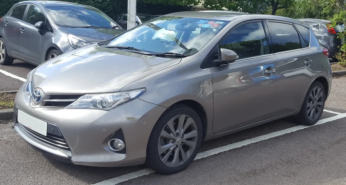 Toyota Auris E180 (2012-2018) önden görünüm