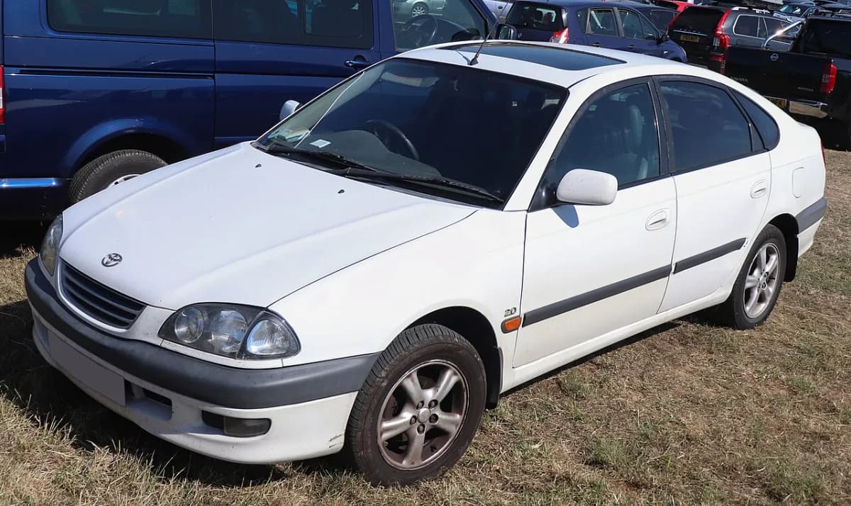 Toyota Avensis T22 (1997-2003) önden görünüm
