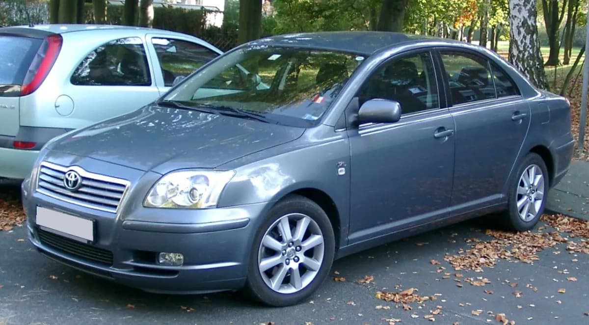 Toyota Avensis T25 (2003-2008) önden görünüm