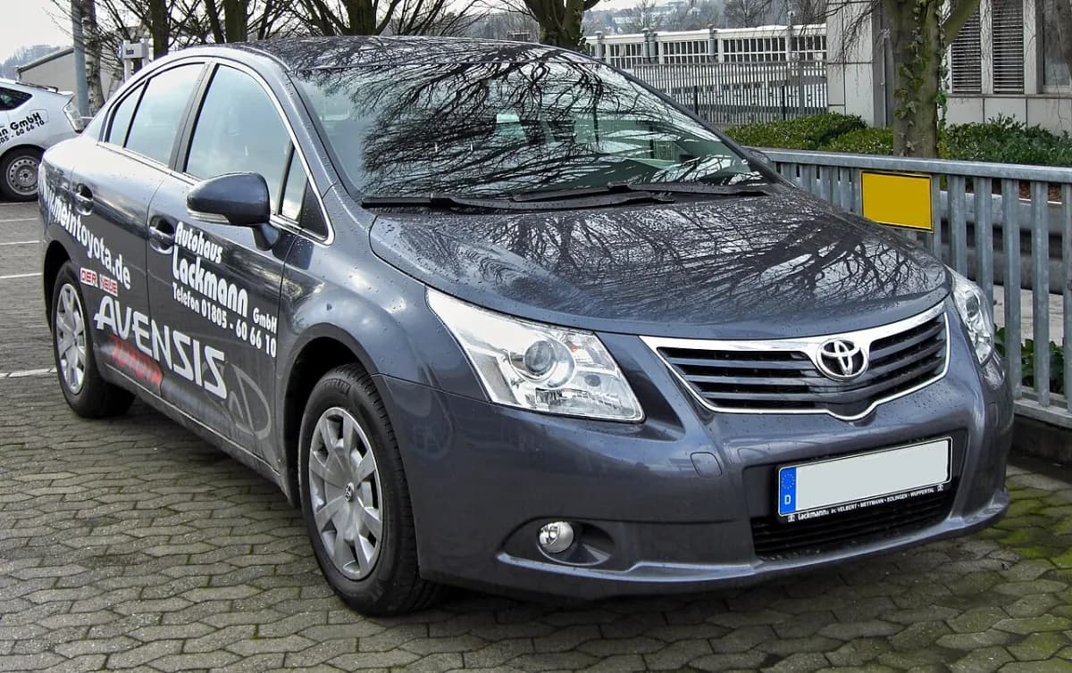Toyota Avensis T27 (2009-2018) önden görünüm