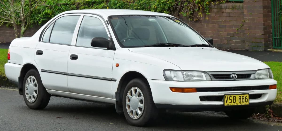 Toyota Corolla E100 (1992-1998) önden görünüm