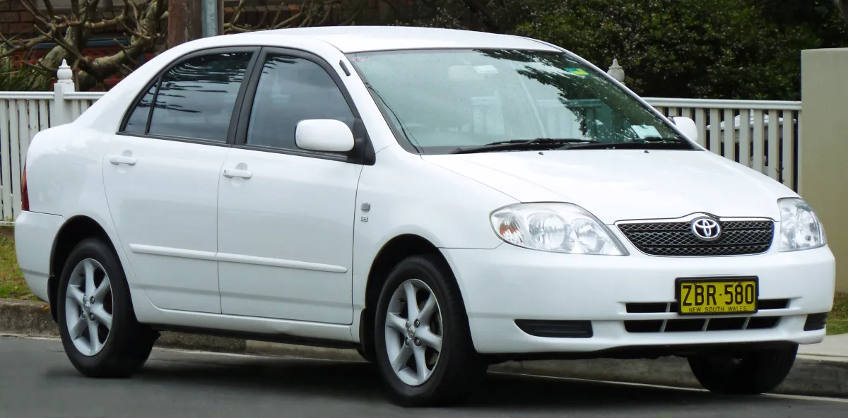 Toyota Corolla E120 (2004-2007) önden görünüm