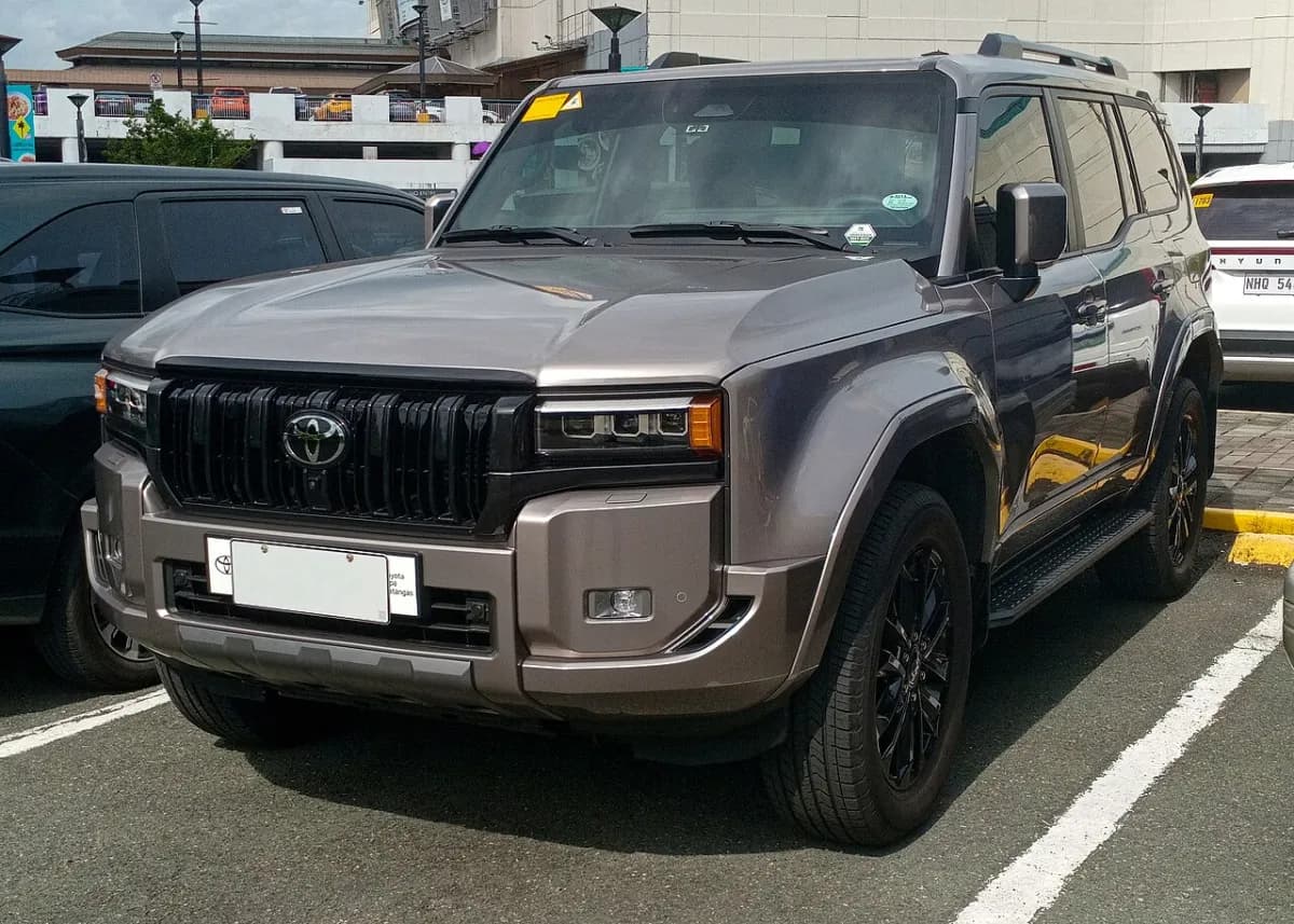 Toyota Land Cruiser J250 Prado (2023-) önden görünüm