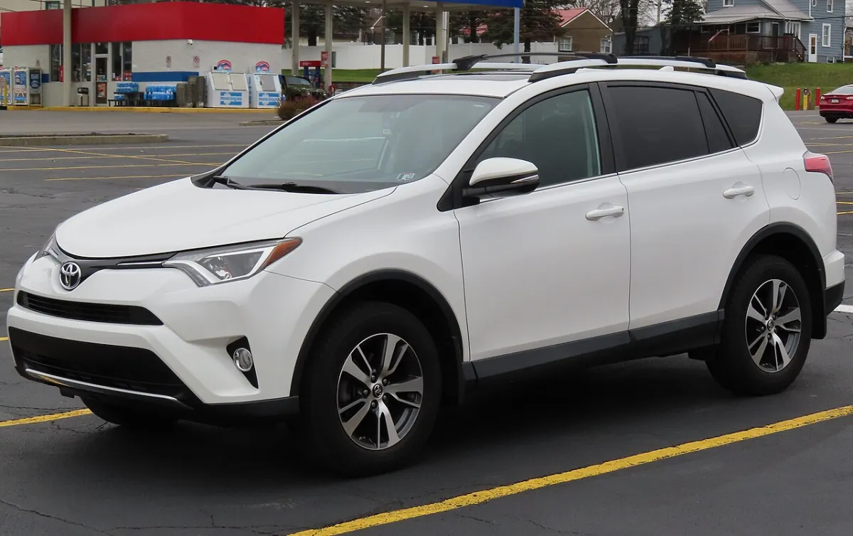 Toyota RAV4 XA40 (2013-2018) önden görünüm
