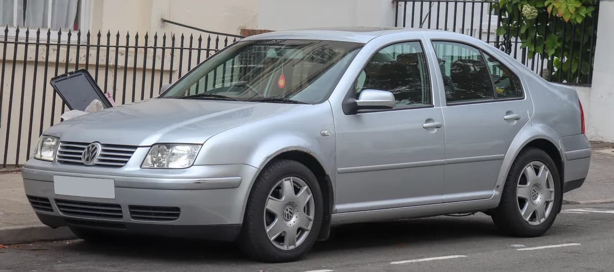 Volkswagen Bora Mk1 (1998-2005) önden görünüm