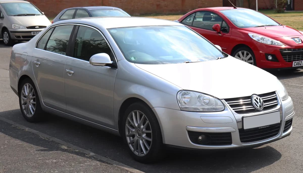 Volkswagen Jetta Mk5 (2005-2010) önden görünüm