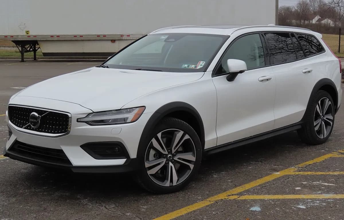 Volvo V60 Mk2 (2019-) önden görünüm