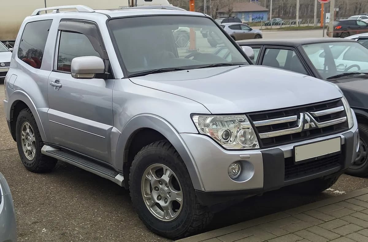 Mitsubishi Pajero V80 (2006-2021) önden görünüm