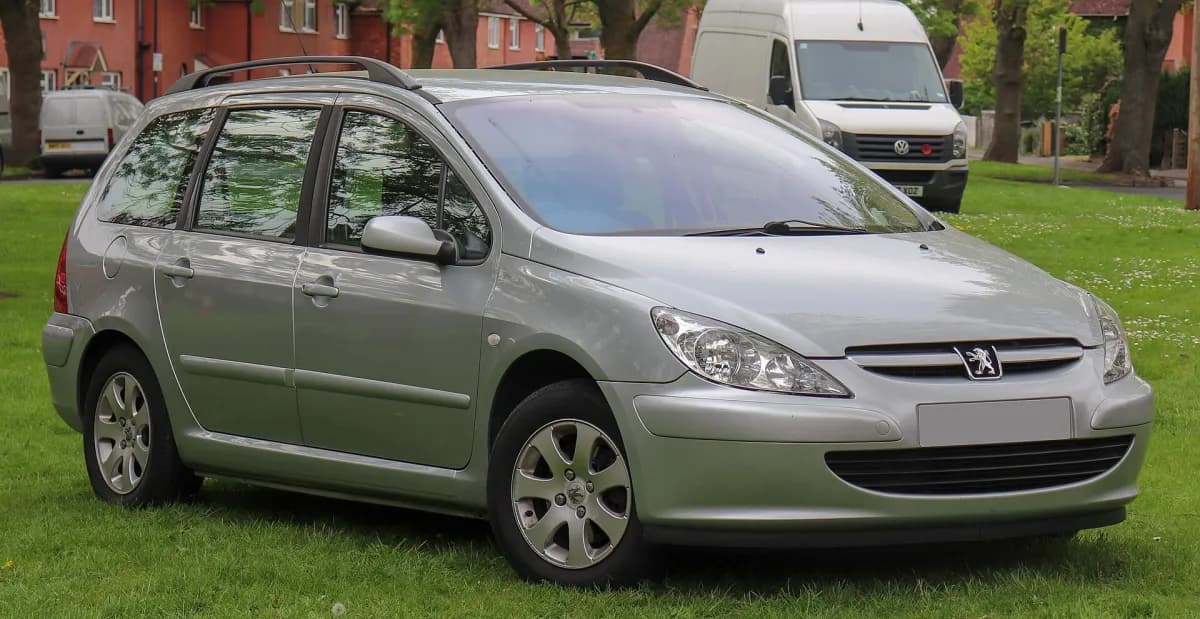 Peugeot 307 MK1 (2001-2008) önden görünüm