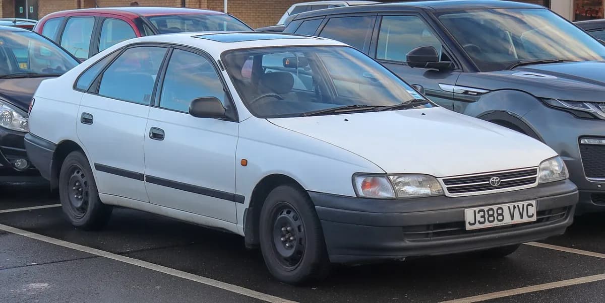 Toyota Carina T190/T210 (1992-2001) önden görünüm